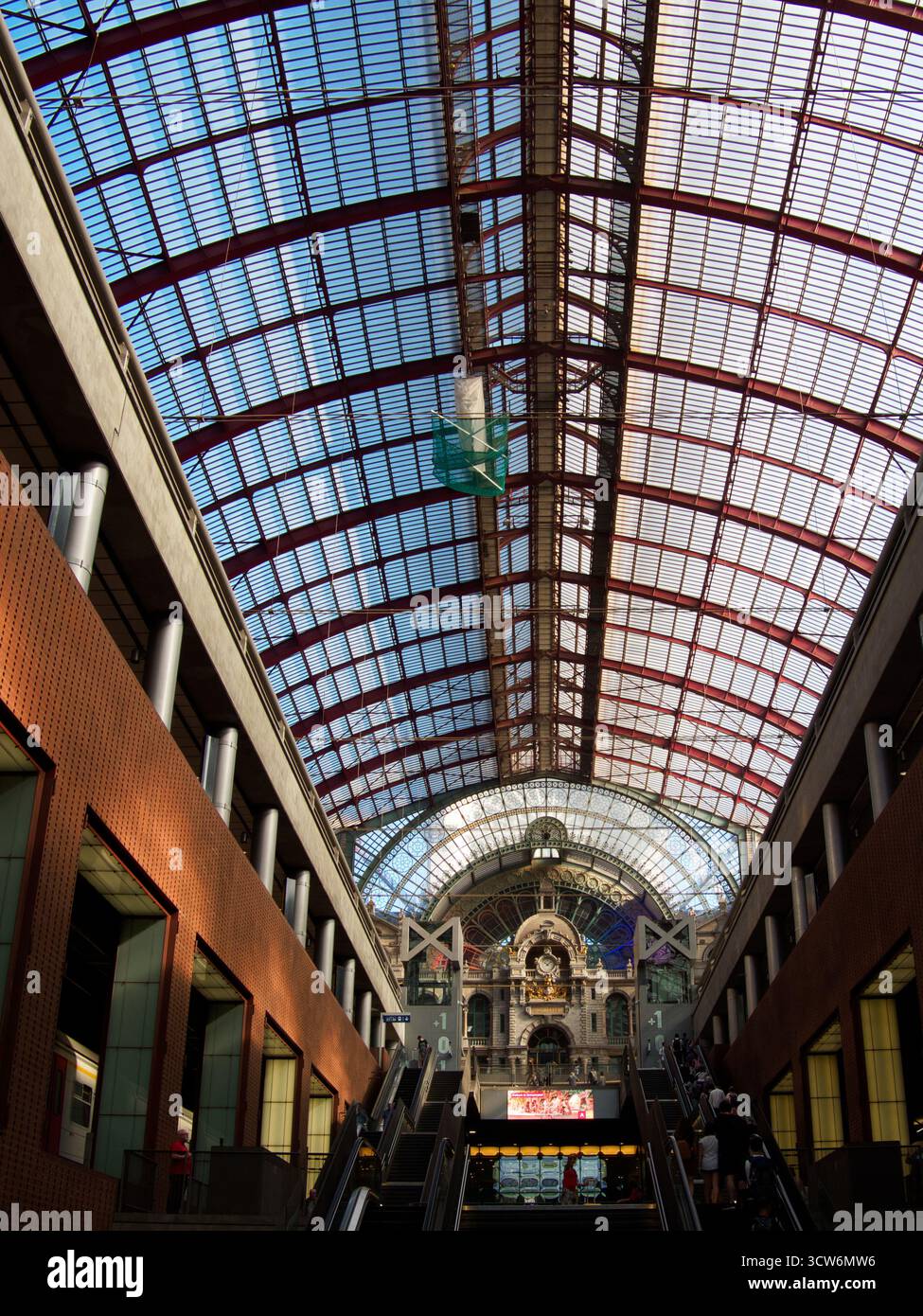 Vista sul Shed dei treni della stazione centrale di Anversa - spettacolare vista all'interno della stazione ferroviaria centrale di Anversa in Belgio, con il capannone dei treni e la torre dell'orologio Foto Stock