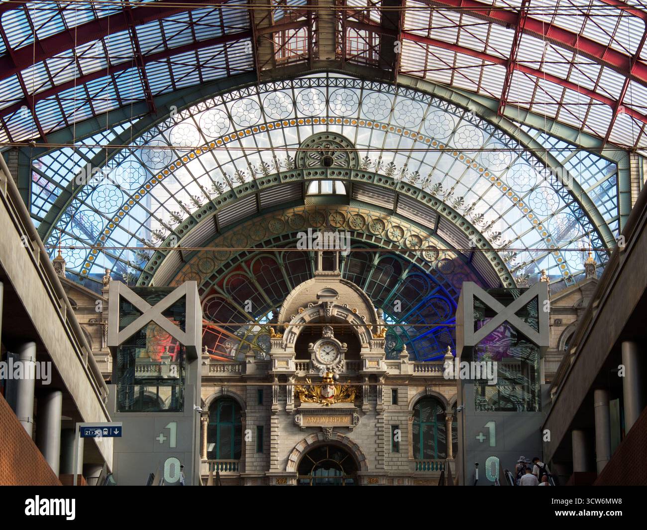Vista sul Shed dei treni della stazione centrale di Anversa - spettacolare vista all'interno della stazione ferroviaria centrale di Anversa in Belgio, con il capannone dei treni e la torre dell'orologio Foto Stock