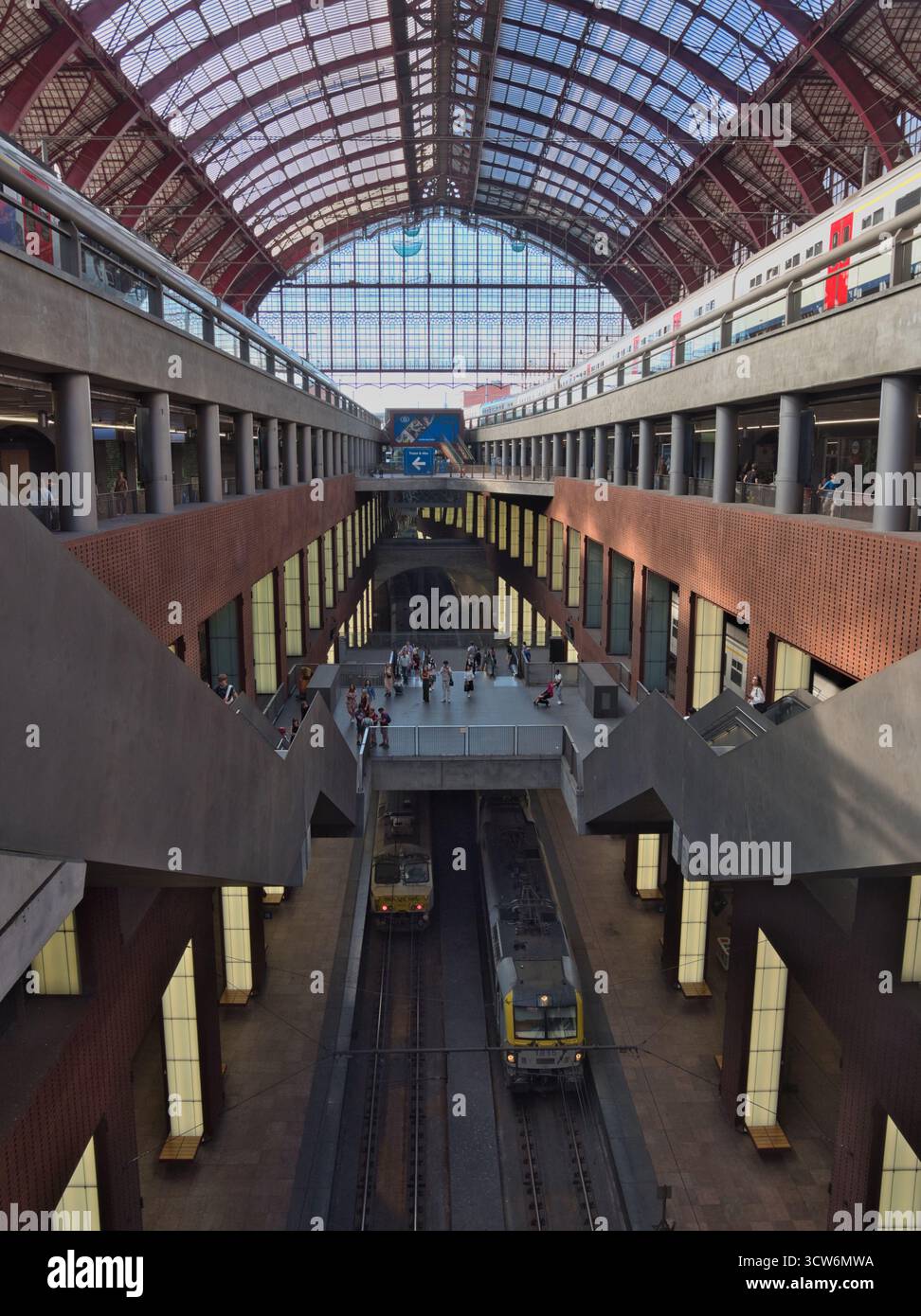 Vista sul Shed dei treni della stazione centrale di Anversa - spettacolare vista all'interno della stazione ferroviaria centrale di Anversa in Belgio, con il capannone dei treni e la torre dell'orologio Foto Stock