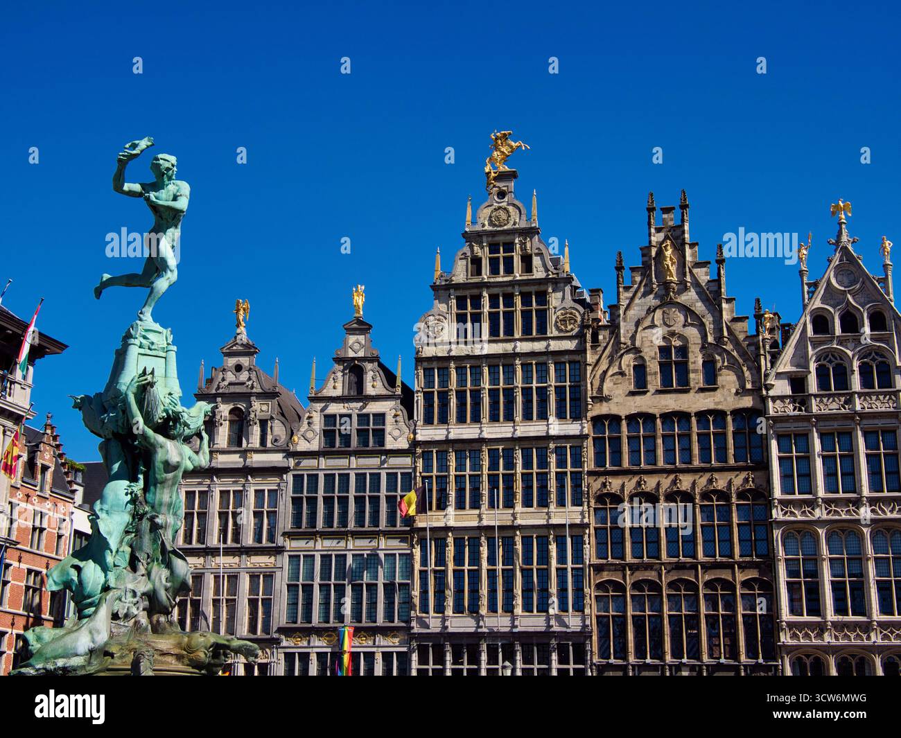 Brabo Fountain Grote Markt Anversa cielo limpido - vista grandangolare della Fontana di Brabo e delle storiche sale di gilda sul Grote Markt (grande Piazza del mercato) Foto Stock
