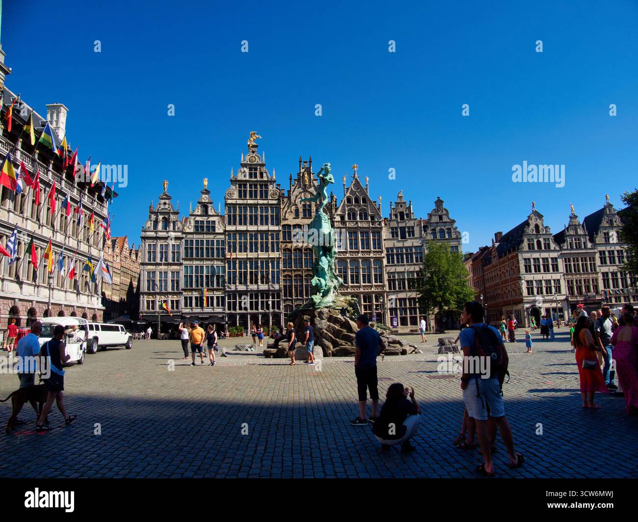 Brabo Fountain Grote Markt Anversa cielo limpido - vista grandangolare della Fontana di Brabo e delle storiche sale di gilda sul Grote Markt (grande Piazza del mercato) Foto Stock