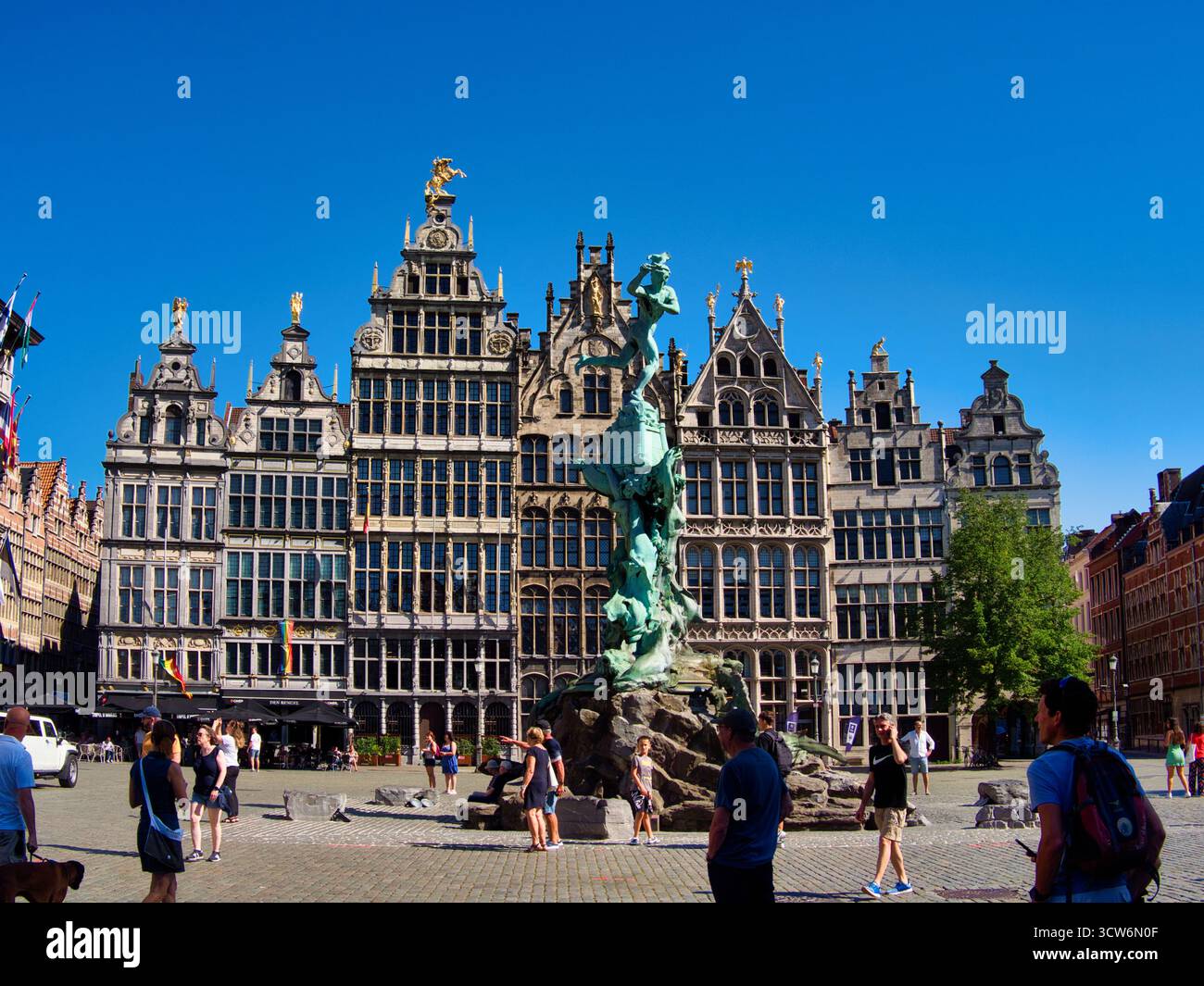 Brabo Fountain Grote Markt Anversa cielo limpido - vista grandangolare della Fontana di Brabo e delle storiche sale di gilda sul Grote Markt (grande Piazza del mercato) Foto Stock