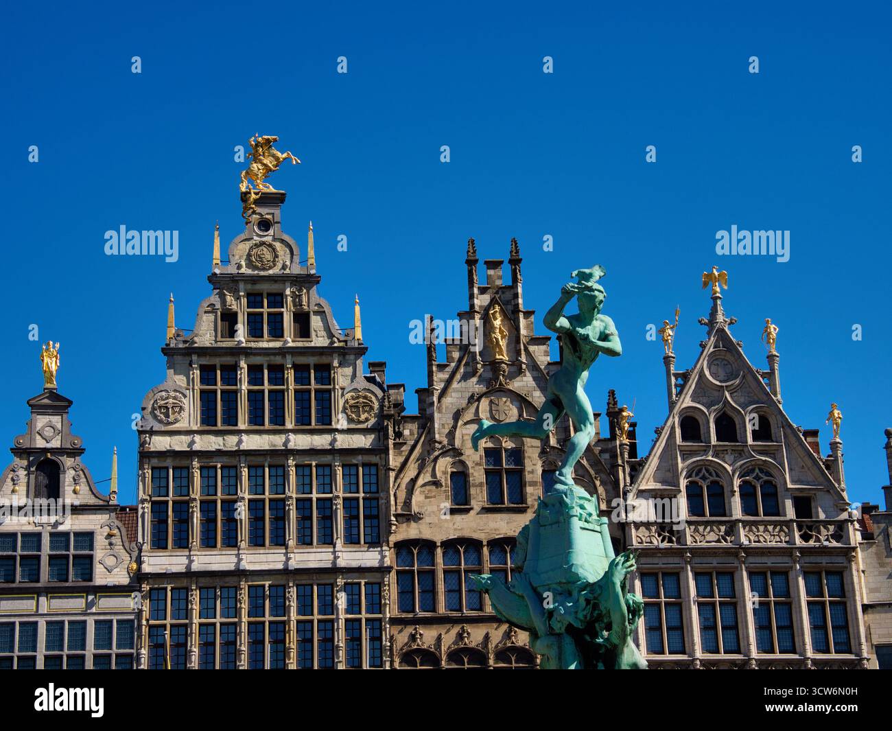 Brabo Fountain Grote Markt Anversa cielo limpido - vista grandangolare della Fontana di Brabo e delle storiche sale di gilda sul Grote Markt (grande Piazza del mercato) Foto Stock