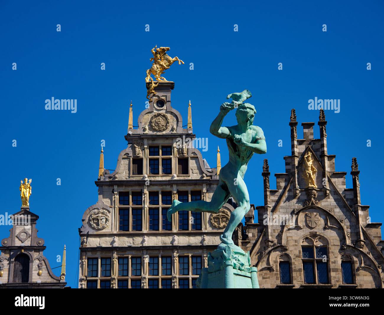 Brabo Fountain Grote Markt Anversa cielo limpido - vista grandangolare della Fontana di Brabo e delle storiche sale di gilda sul Grote Markt (grande Piazza del mercato) Foto Stock