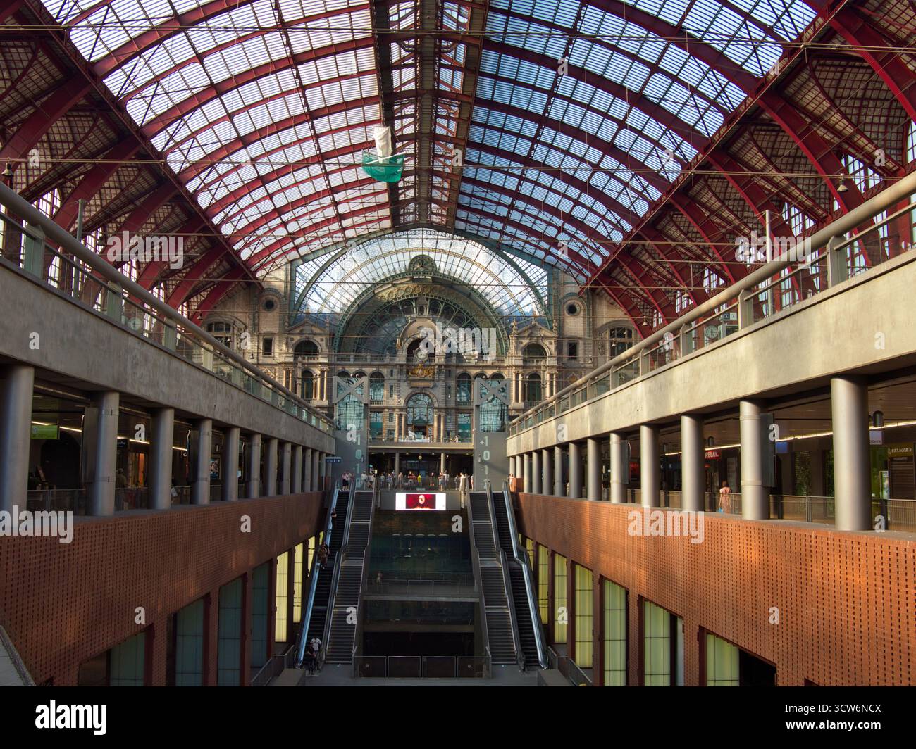 Prospettiva interna della stazione centrale di Anversa - visuale simmetrica e ampia dell'interno multilivello della stazione ferroviaria centrale di Anversa, che mostra il vau Foto Stock