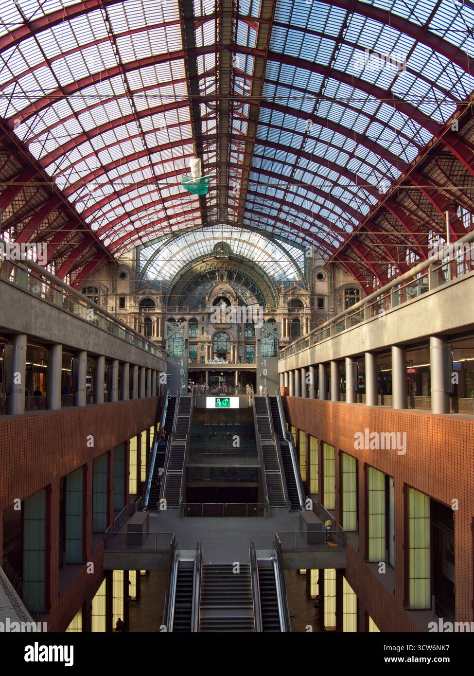 Prospettiva interna della stazione centrale di Anversa - visuale simmetrica e ampia dell'interno multilivello della stazione ferroviaria centrale di Anversa, che mostra il vau Foto Stock