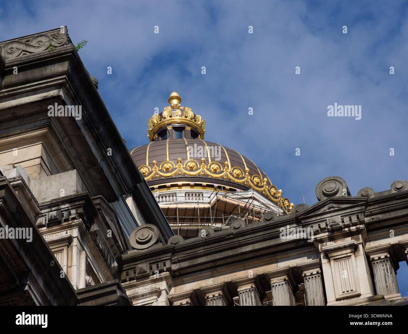 Cupola d'oro del Palazzo di giustizia di Bruxelles - primo piano ad angolo basso della cupola dorata ornata e delle impalcature sul Palazzo di giustizia di Bruxelles, Belgio Foto Stock