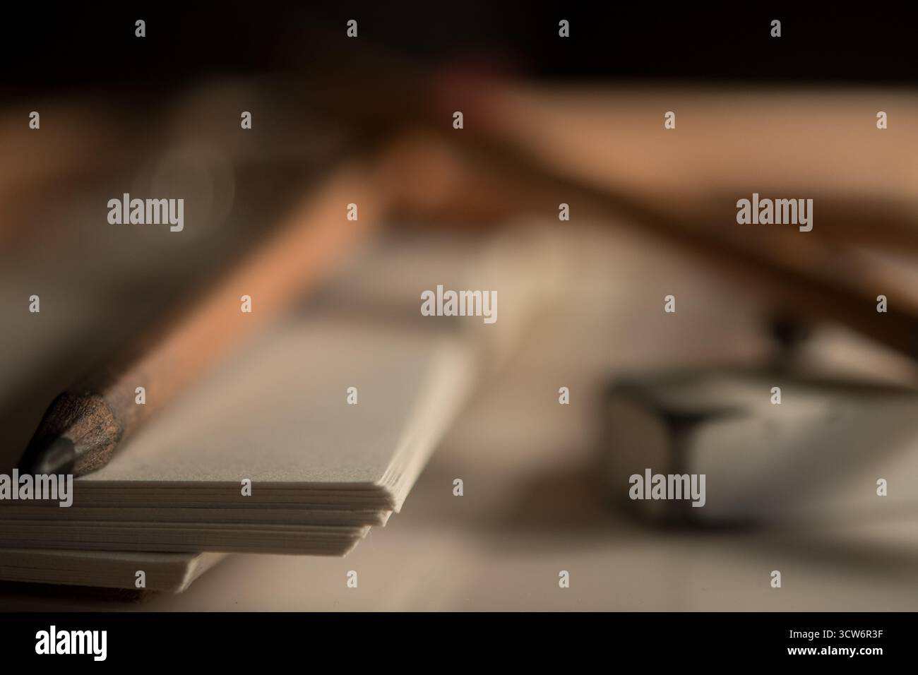 Matita e materiali da disegno pronti per creare opere d'arte Foto Stock