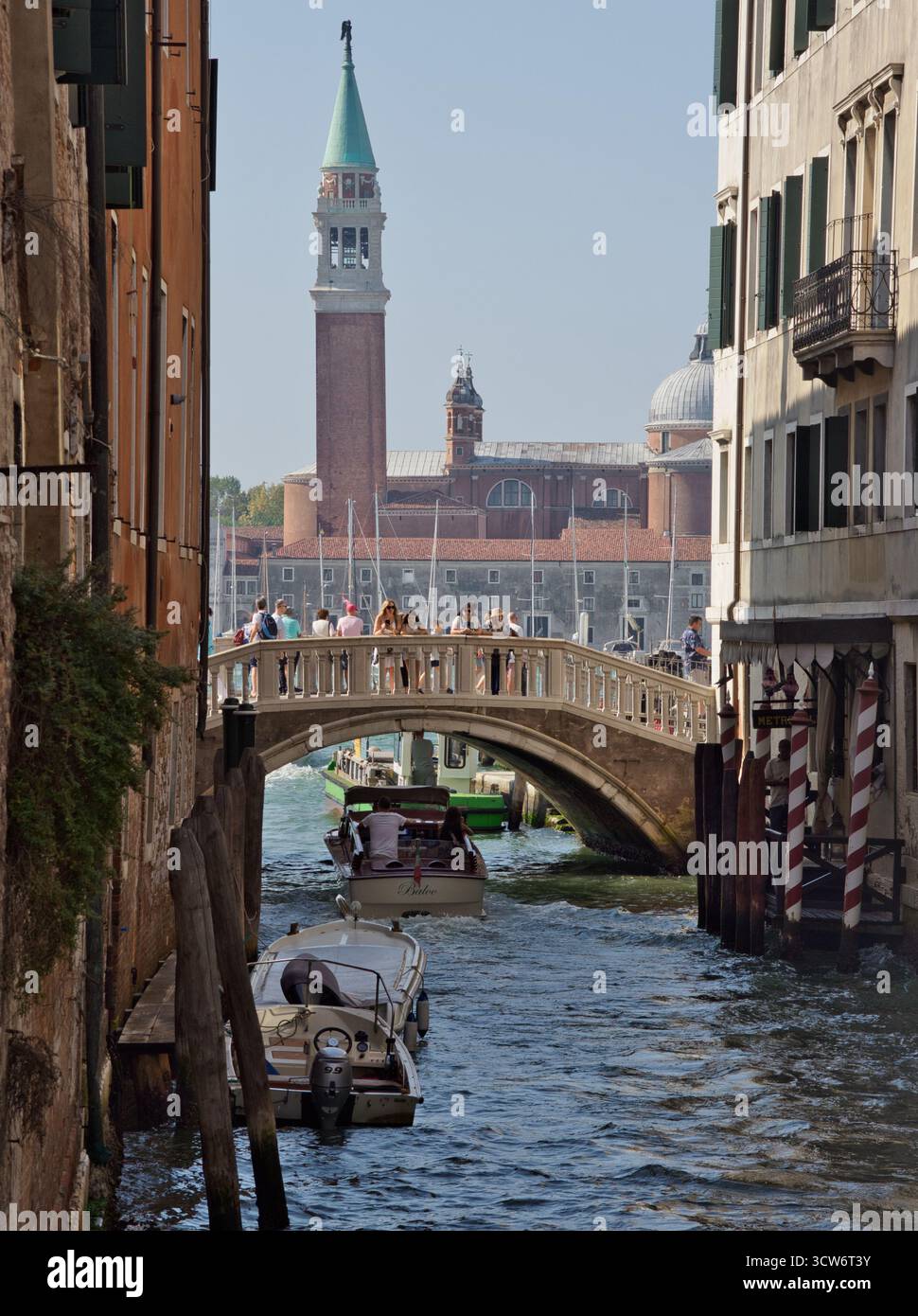 San Giorgio maggiore incorniciato dal Canale e dal Ponte Veneziano - il campanile e la chiesa di San Giorgio maggiore sono visibili sopra un ponte ad arco in pietra su un n Foto Stock