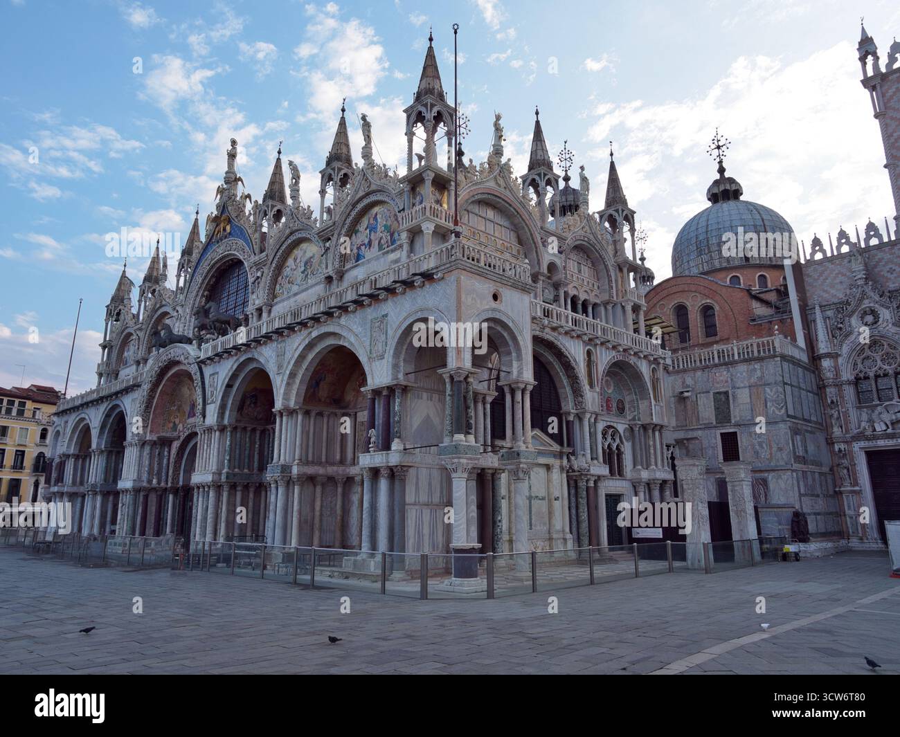 Facciata e mosaici della basilica di San Marco - ampia e maestosa vista della facciata bizantina ornata della basilica di San Marco con archi in marmo e mosaici dettagliati Foto Stock