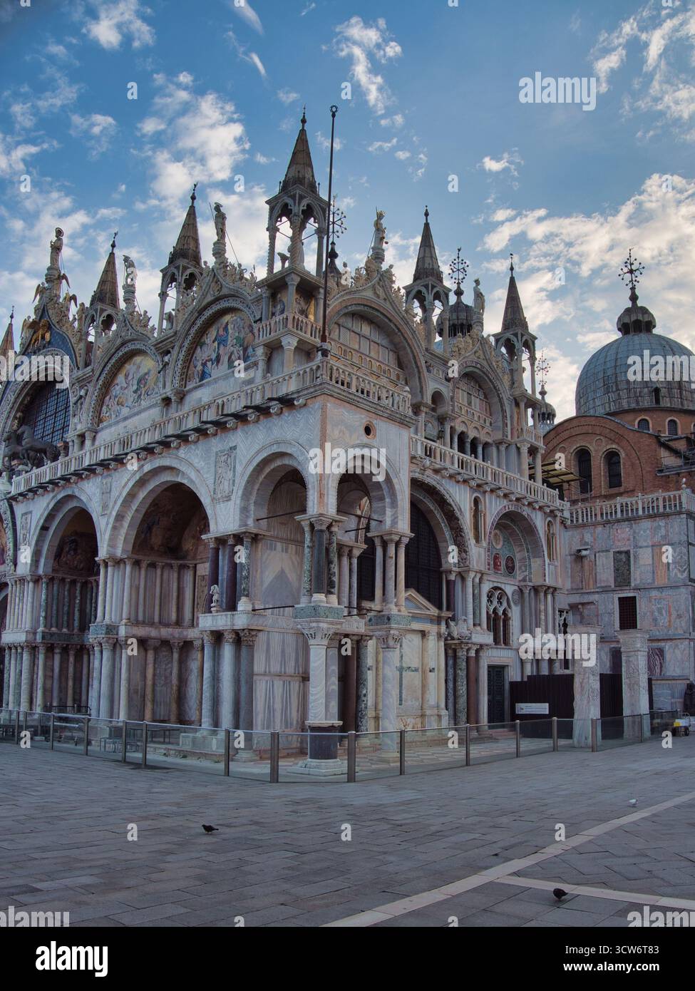 Facciata e mosaici della basilica di San Marco - ampia e maestosa vista della facciata bizantina ornata della basilica di San Marco con archi in marmo e mosaici dettagliati Foto Stock