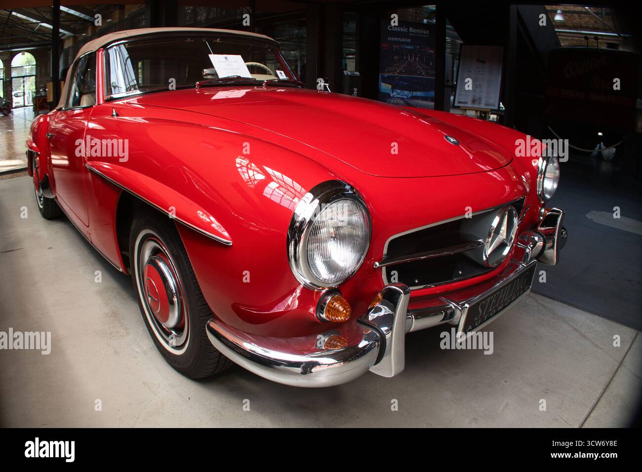 Classic Red Roadster con tetto in tessuto Tan - ripresa ad angolo basso di una classica Mercedes-Benz rossa convertibile con tetto in tessuto color marrone chiaro, cromato brillante Foto Stock