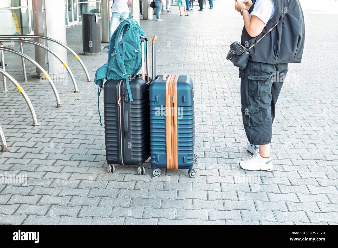 Due valigie e zaino sono al piano dell'aeroporto. Foto Stock