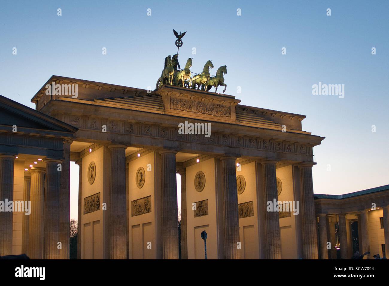 Porta di Brandeburgo illuminata al crepuscolo - l'iconica porta di Brandeburgo a Berlino, simbolo di pace e unità, splendidamente illuminata contro il twi Foto Stock