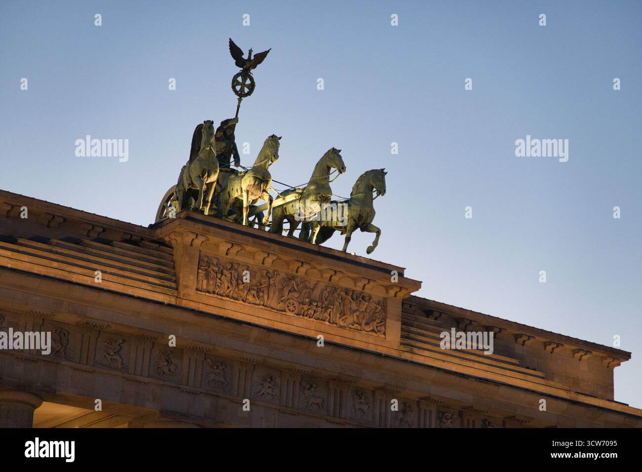 Porta di Brandeburgo illuminata al crepuscolo - l'iconica porta di Brandeburgo a Berlino, simbolo di pace e unità, splendidamente illuminata contro il twi Foto Stock