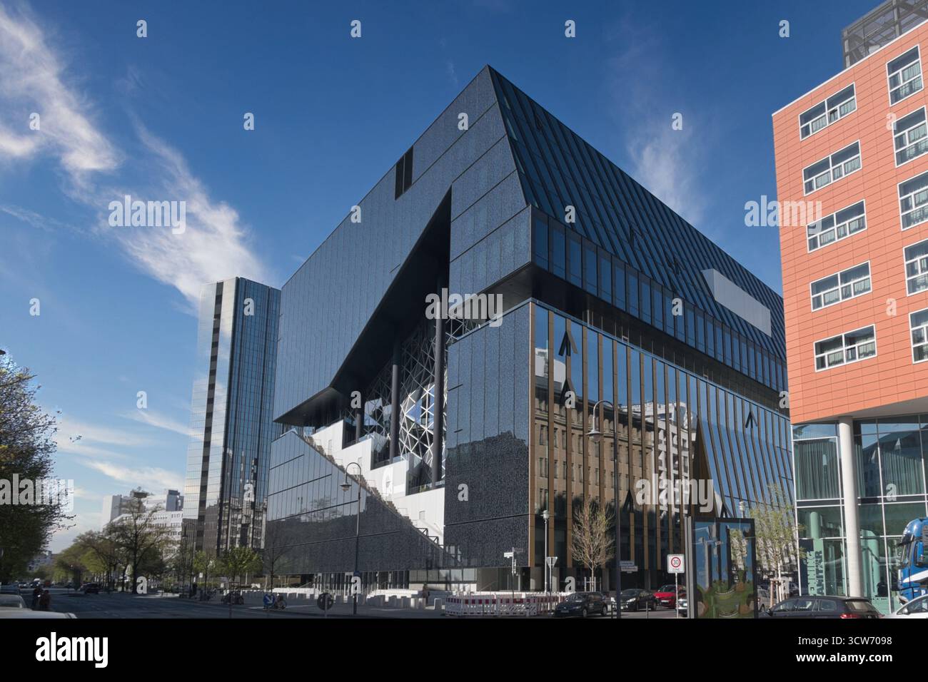 La moderna architettura in vetro di Cube Berlin - il Cube Berlin, uno splendido esempio di architettura moderna, con una facciata geometrica e riflettente in vetro Foto Stock