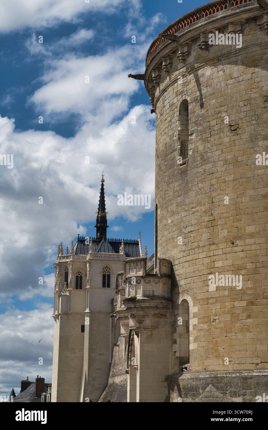 Castello di Blois, torre gotica e muraglia - Vista a basso angolo di Château de Blois, che contrasta gli arcate medievali con il tardo gotico molto ornato Foto Stock