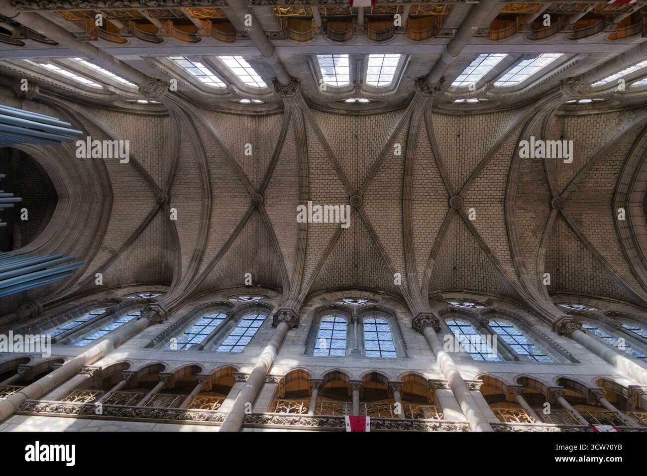 Intricato soffitto della cattedrale gotica - vista simmetrica verso l'alto di un soffitto a volta decorato a costola gotica con più finestre del clericembalo, che enfatizzano l'interno Foto Stock