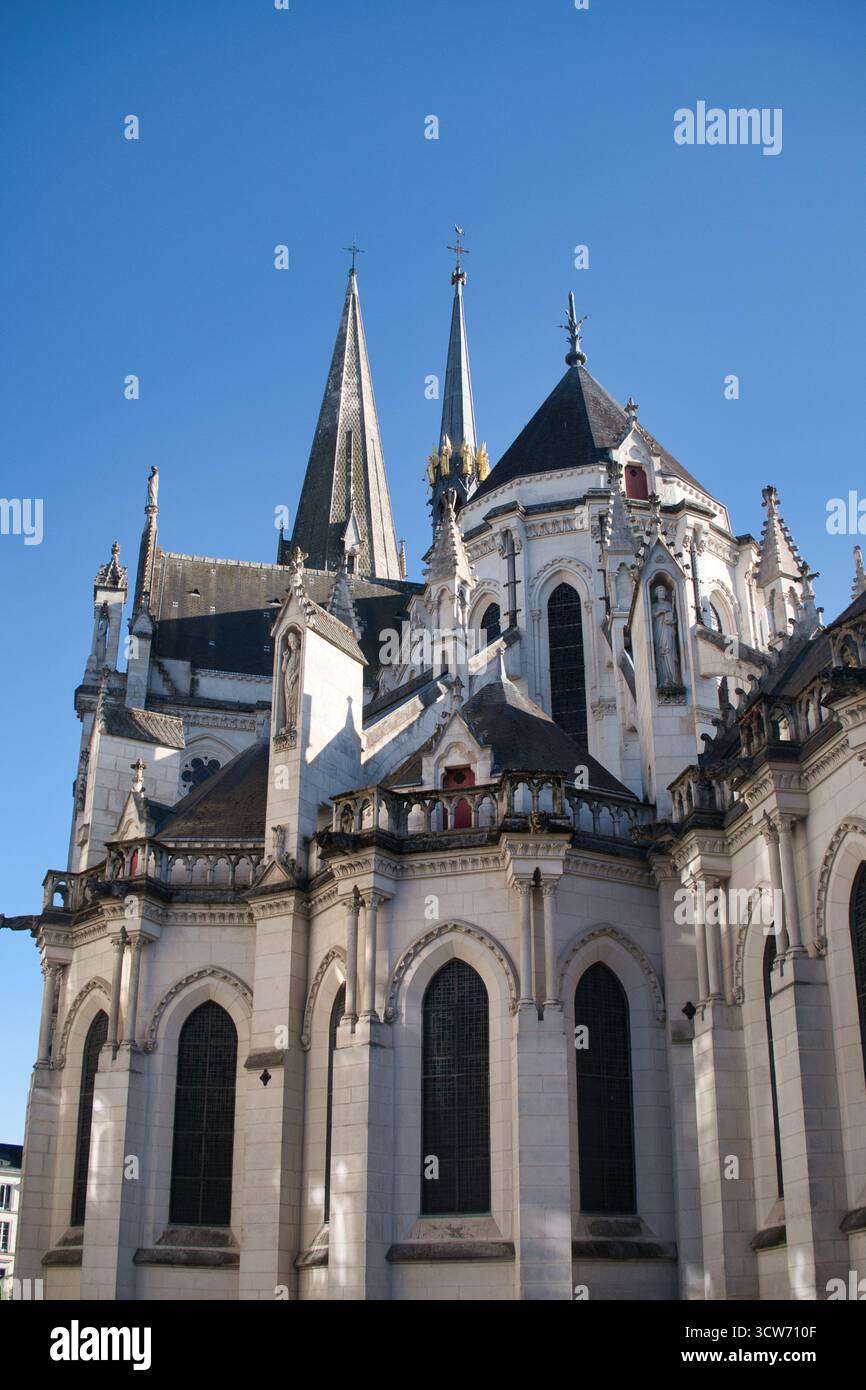 Guglie e dettagli abside della cattedrale gotica - dettagli esterni decorati della cattedrale gotica che mostrano più guglie in pietra, pinnacoli e intricati agai Foto Stock