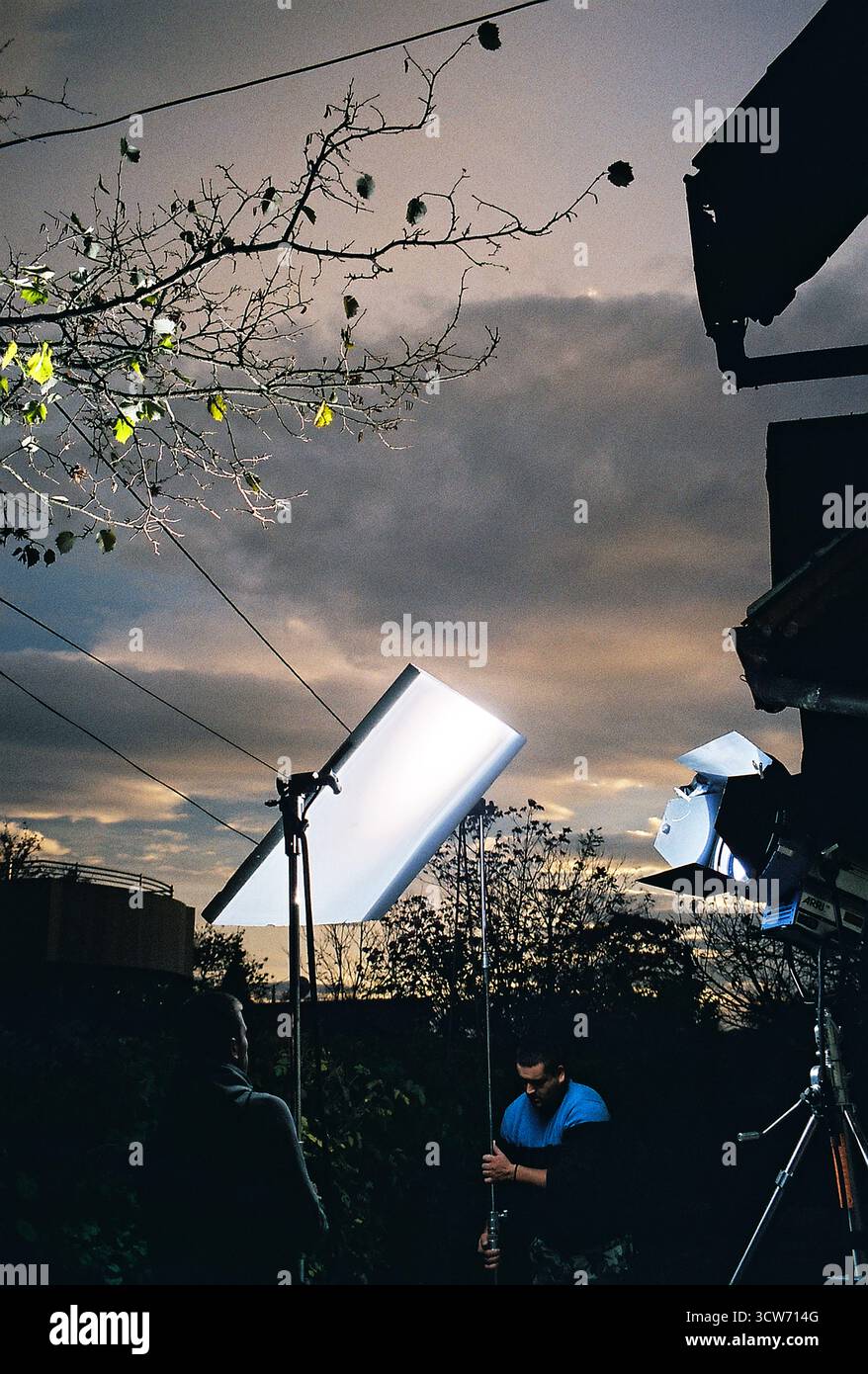 Nelle serate ricoperte, le luci dell'interfaccia operatore rimbalzano in polistirolo, illuminando l'interno di una casa dall'esterno. Il cielo freddo incontra il calore controllato. Foto Stock