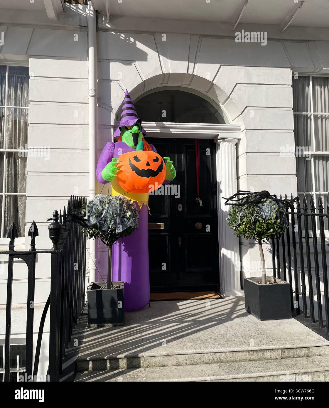 Decorazioni gonfiabili di Halloween fuori da una casa cittadina georgiana a Marylebone, Londra W1 - Regno Unito Foto Stock