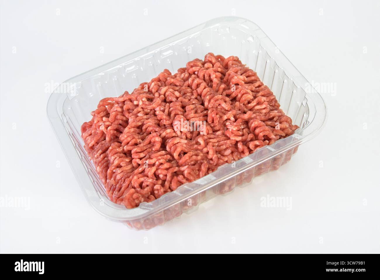 Carne macinata nell'imballaggio del punto vendita, primo piano. Su sfondo bianco Foto Stock