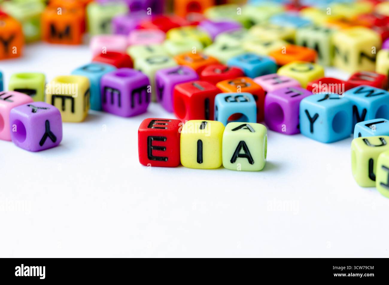 Testo via su cubo multicolore che rappresenta la valutazione dell'impatto ambientale. Concetto di conservazione Foto Stock