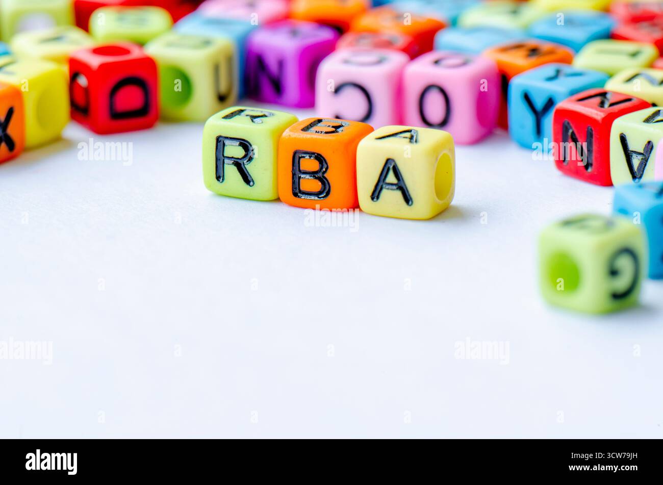Testo RBA su cubo multicolore che rappresenta l'approccio basato sui diritti. Concetto di conservazione Foto Stock