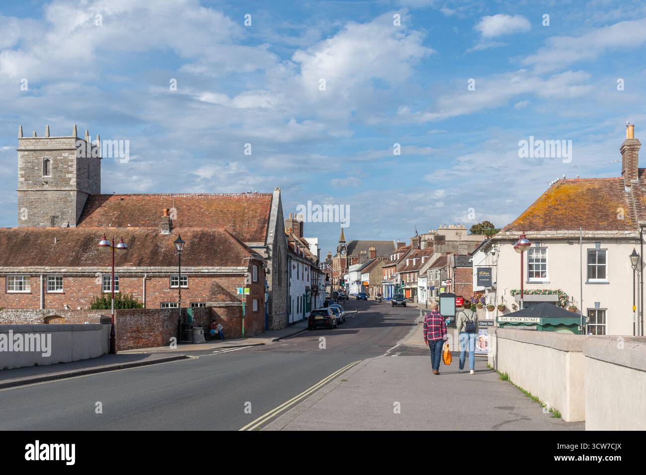 Veduta della strada di Wareham dal ponte sul fiume Frome guardando verso South Street, Dorset, Inghilterra, Regno Unito Foto Stock