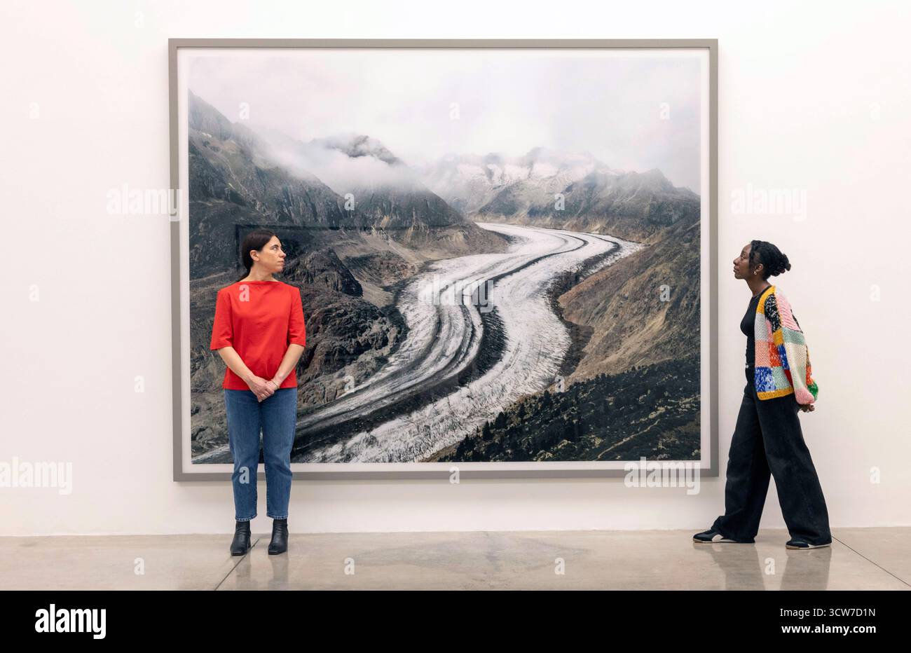 Londra, Regno Unito 10 ottobre 2025 Aletschgletscher II (ghiacciaio Aletsch II), 2024, Inkjet print e Diasec. In concomitanza con Frieze London 2025, White Cube Mason's Yard presenta il nuovo lavoro di Andreas Gursky, 11 ottobre-8 ottobre, che approfondisce il suo interesse per la musica e le indagini in corso sulla cultura contemporanea. Dopo una lunga collaborazione con un importante musicista inglese, durante la quale gli è stato concesso l'accesso esclusivo sul palco ai concerti dal vivo, Gursky ha creato una nuova immagine che serve sia come un potente documento contemporaneo della cultura giovanile sia come un'avvincente affermazione visiva sulla fama globale. Andreas Foto Stock