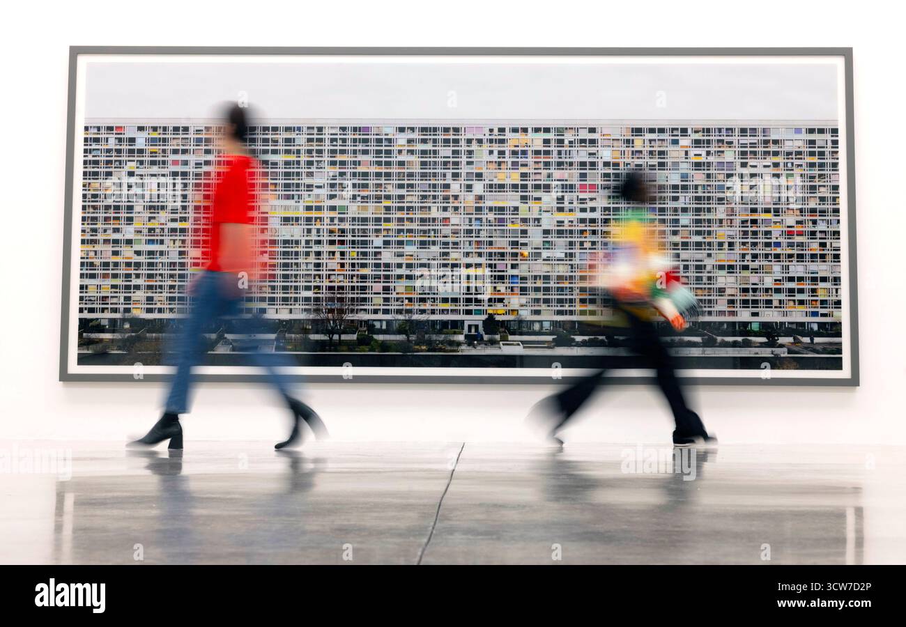 Londra, Regno Unito 10 ottobre 2025 Parigi, Montparnasse II, 2025, stampa a getto d'inchiostro e Diasec Andreas Gursky alla White Cube Gallery. In concomitanza con Frieze London 2025, White Cube Mason's Yard presenta il nuovo lavoro di Andreas Gursky, 11 ottobre-8 novembre, che approfondisce il suo interesse per la musica e le indagini in corso sulla cultura contemporanea. Dopo una lunga collaborazione con un importante musicista inglese, durante la quale gli è stato concesso l'accesso esclusivo sul palco ai concerti dal vivo, Gursky ha creato una nuova immagine che serve sia come un potente documento contemporaneo della cultura giovanile che come una dichiarazione visiva avvincente Foto Stock
