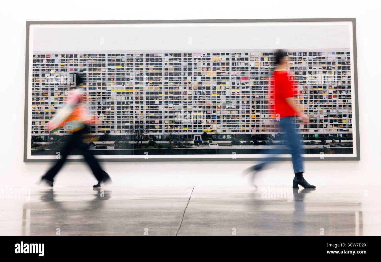 Londra, Regno Unito 10 ottobre 2025 Parigi, Montparnasse II, 2025, stampa a getto d'inchiostro e Diasec Andreas Gursky alla White Cube Gallery. In concomitanza con Frieze London 2025, White Cube Mason's Yard presenta il nuovo lavoro di Andreas Gursky, 11 ottobre-8 ottobre, che approfondisce il suo interesse per la musica e le indagini in corso sulla cultura contemporanea. Dopo una lunga collaborazione con un importante musicista inglese, durante la quale gli è stato concesso l'accesso esclusivo sul palco ai concerti dal vivo, Gursky ha creato una nuova immagine che serve sia come un potente documento contemporaneo della cultura giovanile che come una dichiarazione visiva avvincente Foto Stock