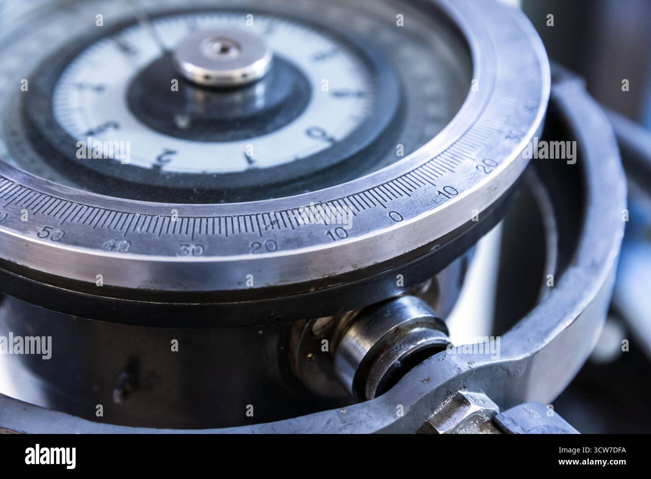 Primo piano dettagliato di un comparatore circolare di una bussola. Questo è uno strumento di navigazione che trova il vero nord utilizzando un giroscopio a rotazione rapida Foto Stock