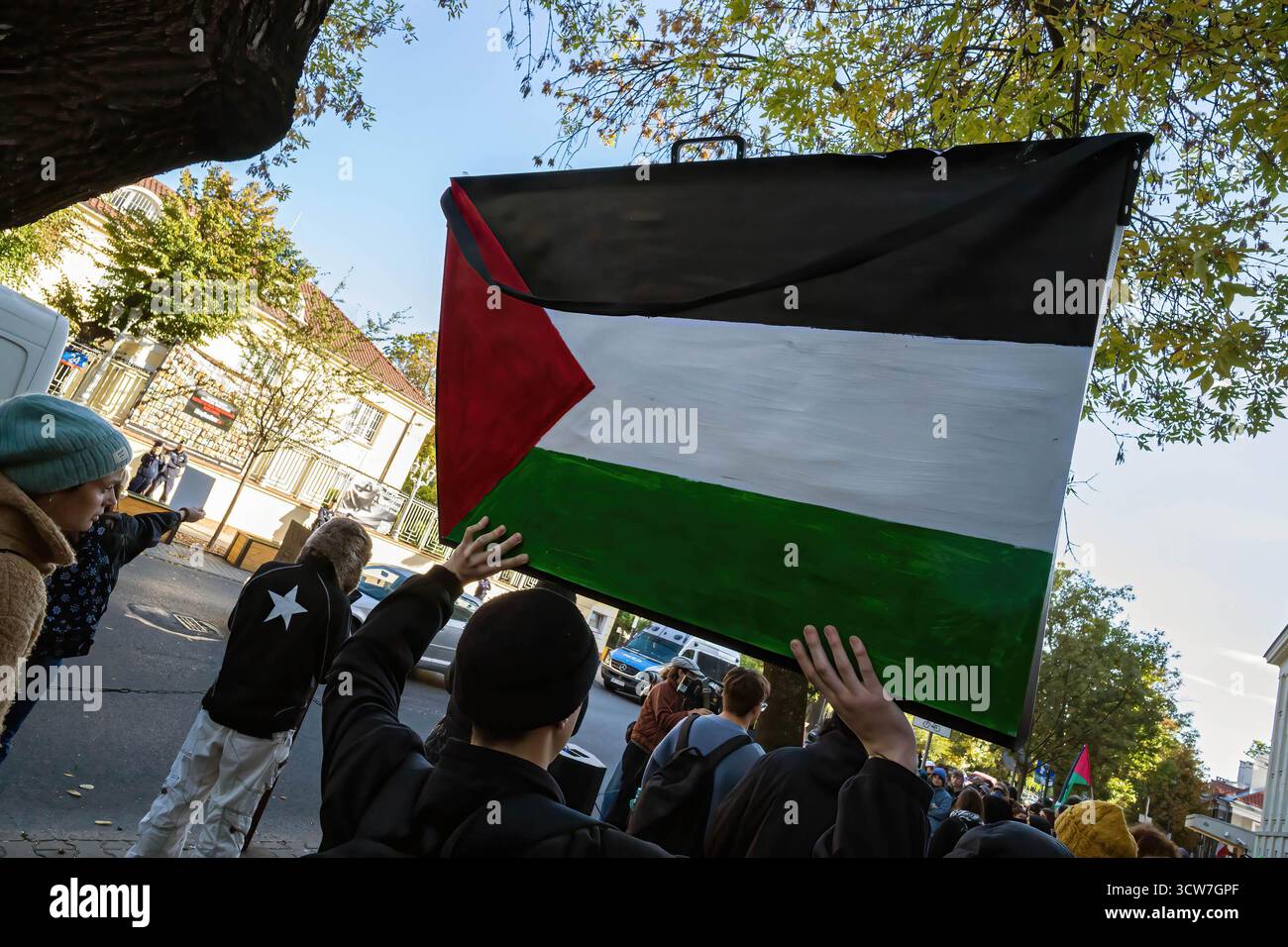 Un manifestante ha un cartello con un'immagine della bandiera palestinese. La mattina del 2 ottobre, i sostenitori filo-palestinesi si sono riuniti presso l'ambasciata israeliana per protestare contro l'intercettazione illegale di Israele e la detenzione dei partecipanti della Flotilla globale Sumud. Con oltre 40 navi, l'ultima flottiglia globale di Sumud per fornire aiuti a Gaza e rompere il blocco navale israeliano era una delle più grandi e partì da Barcellona alla fine di agosto prima di essere intercettata all'inizio di ottobre. Tra i partecipanti vi erano quattro polacchi, Ewa Jasiewicz, Nina Ptak, il deputato polacco Franek Sterczewski e Polis Foto Stock