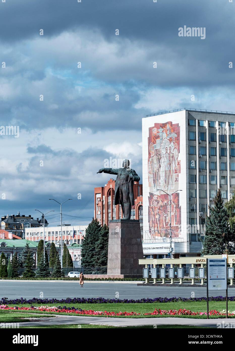 Saratov, Russia - 29 settembre 2025: Monumento Lenin in bronzo sul grande piedistallo Piazza del Teatro, 1970. Scultore: Kibalnikov. Monumento urbano, archi pubblici Foto Stock