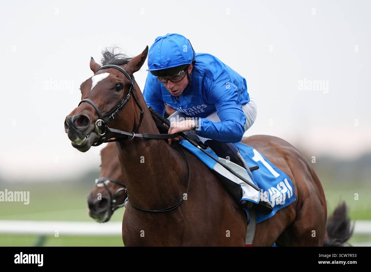 Atto di gentilezza guidato da William Buick sulla strada per vincere il Godolphin sotto Starters Orders Maiden Fillies' Stakes durante il Dubai Future Champions Festival venerdì al Newmarket Racecourse, Suffolk. Data foto: Venerdì 10 ottobre 2025. Foto Stock
