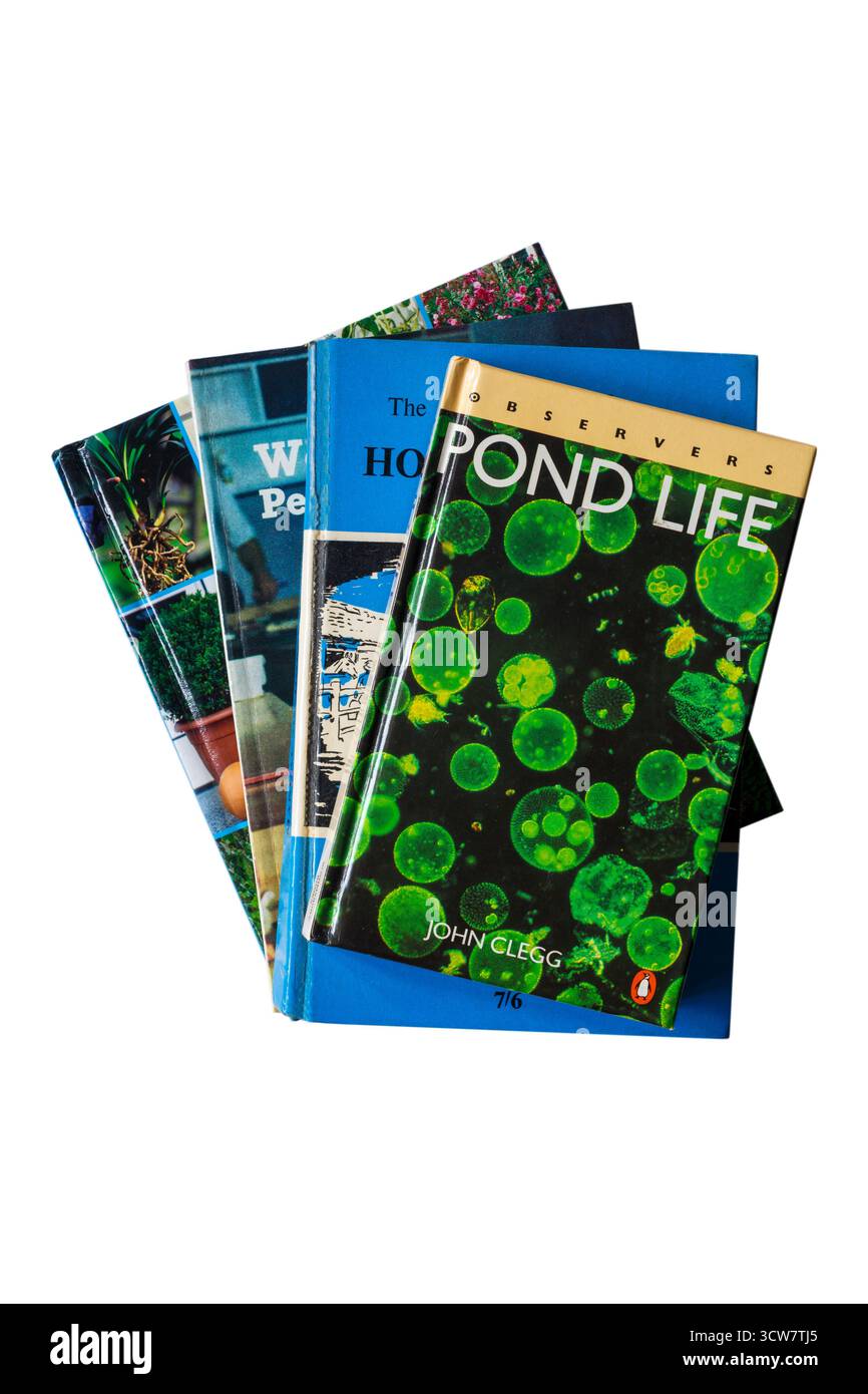 Selezione di libri rilegati con osservatori libro Pond Life di John Clegg in cima isolato su sfondo bianco Foto Stock