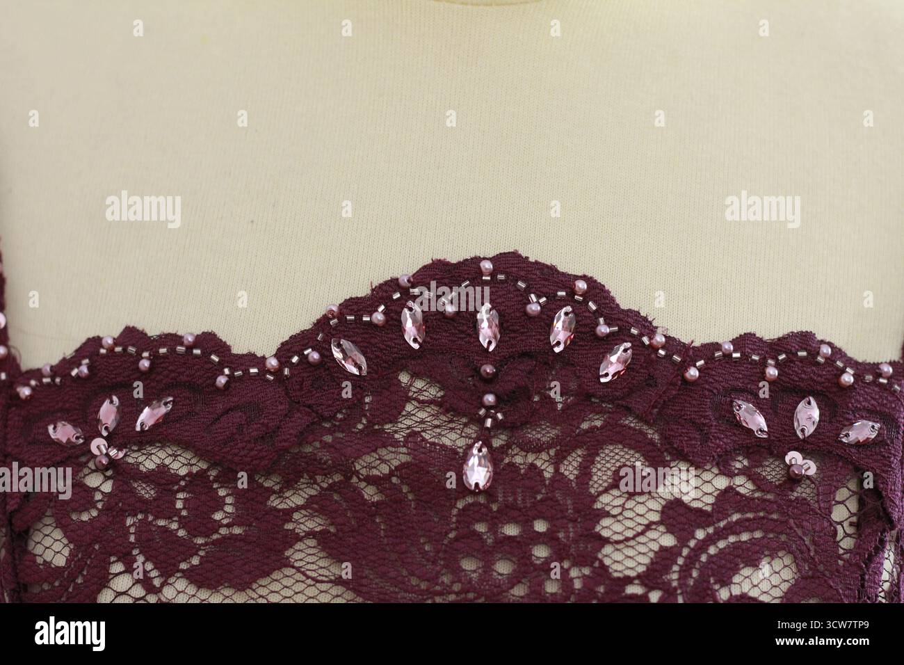 Tessuto di broccato viola decorato con perline. Foto Stock