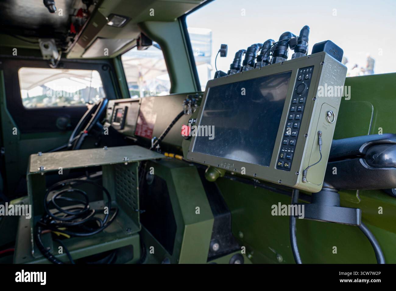 Un veicolo militare verde con un grande schermo sul cruscotto. Lo schermo è bianco e nero. Foto Stock