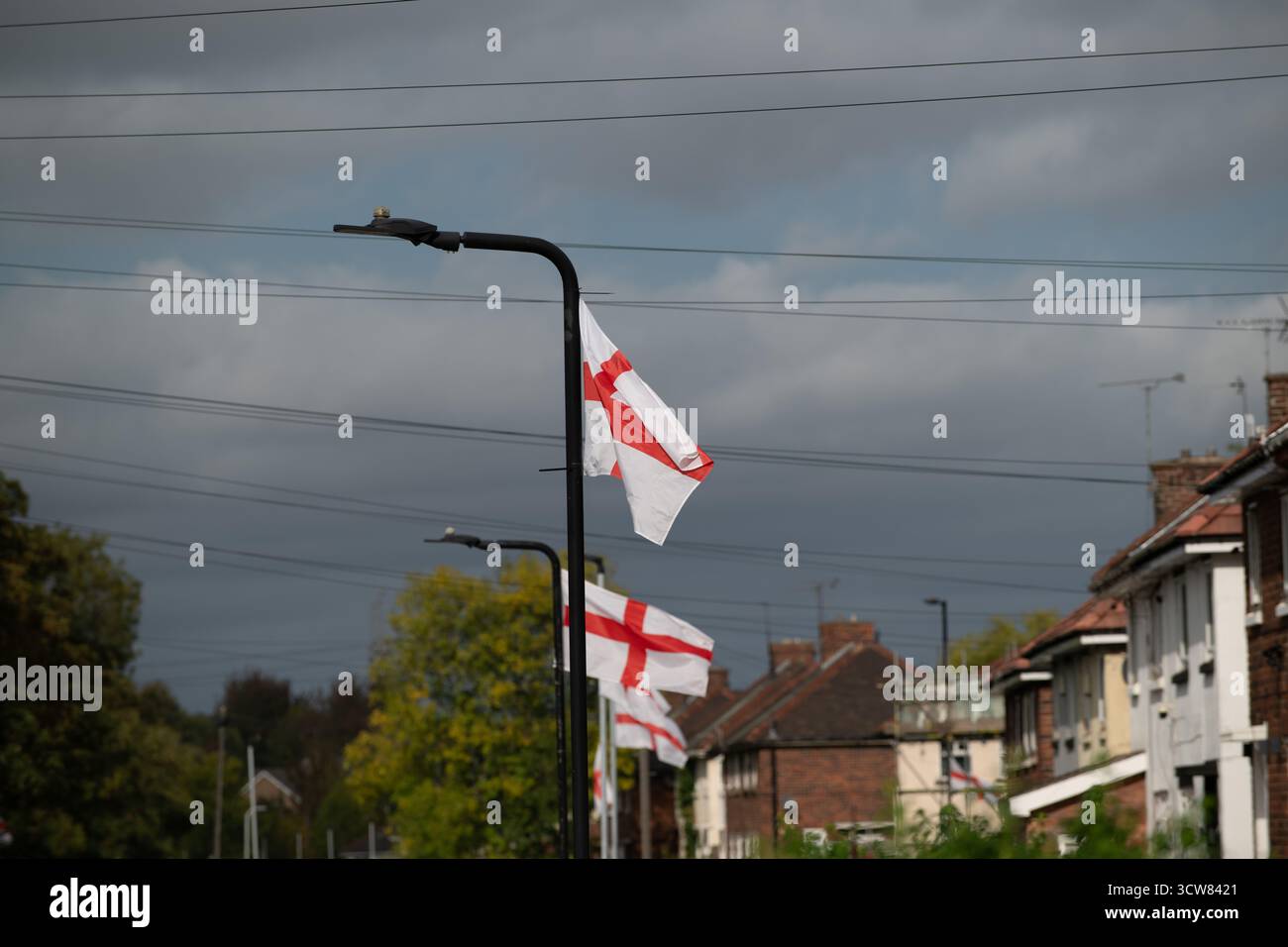 Bandiere della Croce di San Giorgio esposte sui lampioni durante l’operazione “Raise the Colours” a Rotherham, South Yorkshire, Inghilterra Foto Stock