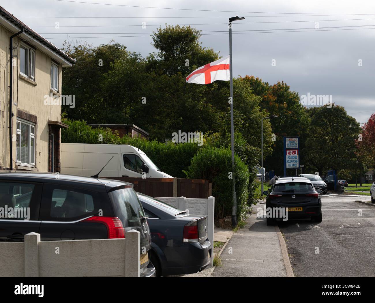Bandiere della Croce di San Giorgio esposte sui lampioni durante l’operazione “Raise the Colours” a Rotherham, South Yorkshire, Inghilterra Foto Stock