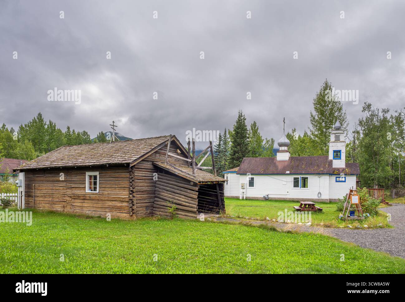 La vecchia e nuova chiesa ortodossa di San Nicola, il parco storico di Eklutna, Eklutna, Alaska, Stati Uniti Foto Stock