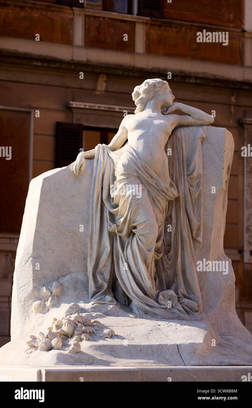 Statua femminile sulla tomba di Giuseppe Zanardeli Toscolano Italia Foto Stock