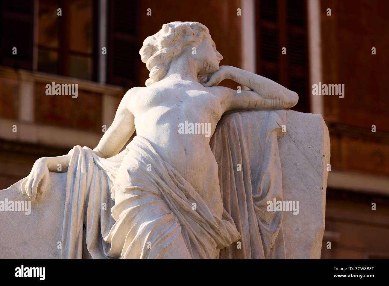 Statua femminile sulla tomba di Giuseppe Zanardeli Toscolano Italia Foto Stock