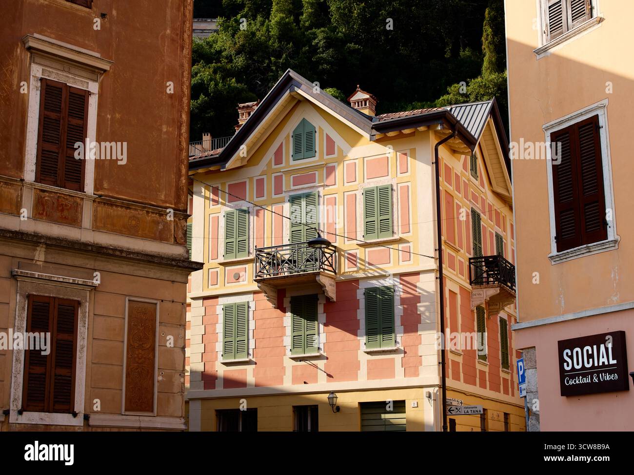 Splendidi edifici classici di Toscolano Foto Stock