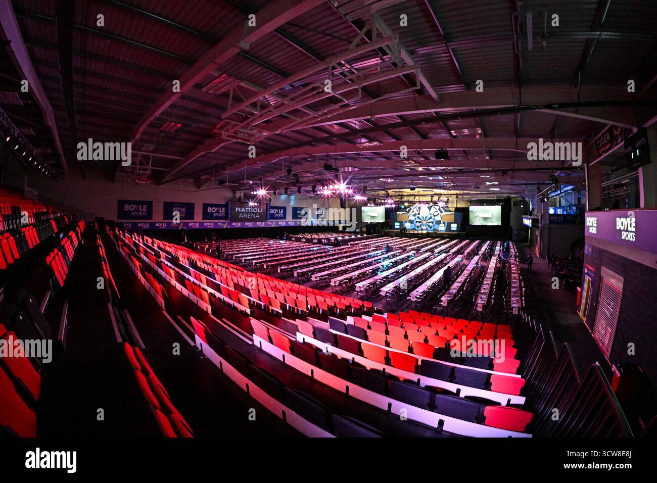 Mattioli Arena, Leicester Leicestershire, Regno Unito. 10 ottobre 2025. 2025 PDC Boyle Sports World Grand Prix Darts Night Five; quarti di finale; ampia vista dell'interno della Mattioli Arena credito: Action Plus Sports/Alamy Live News Foto Stock