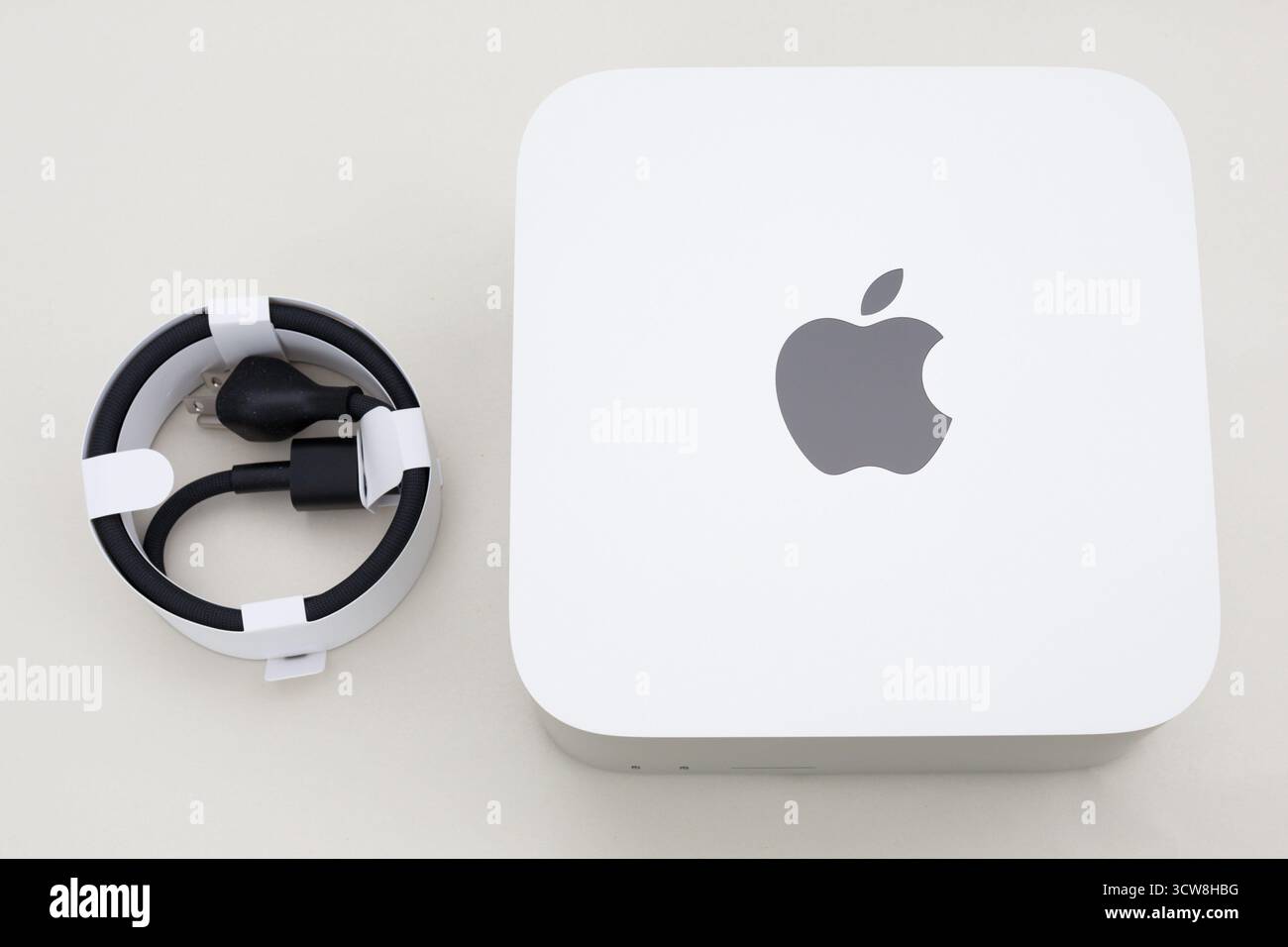 Computer Apple Mac Studio con cavo di alimentazione a spirale. Foto Stock