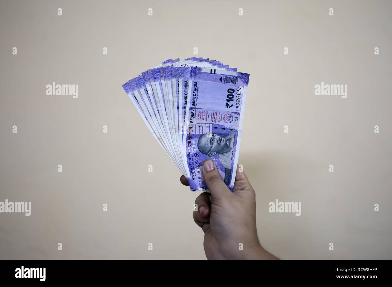 Primo piano di una persona che mostra denaro cartaceo che mette in evidenza la sicurezza e le risorse finanziarie Foto Stock