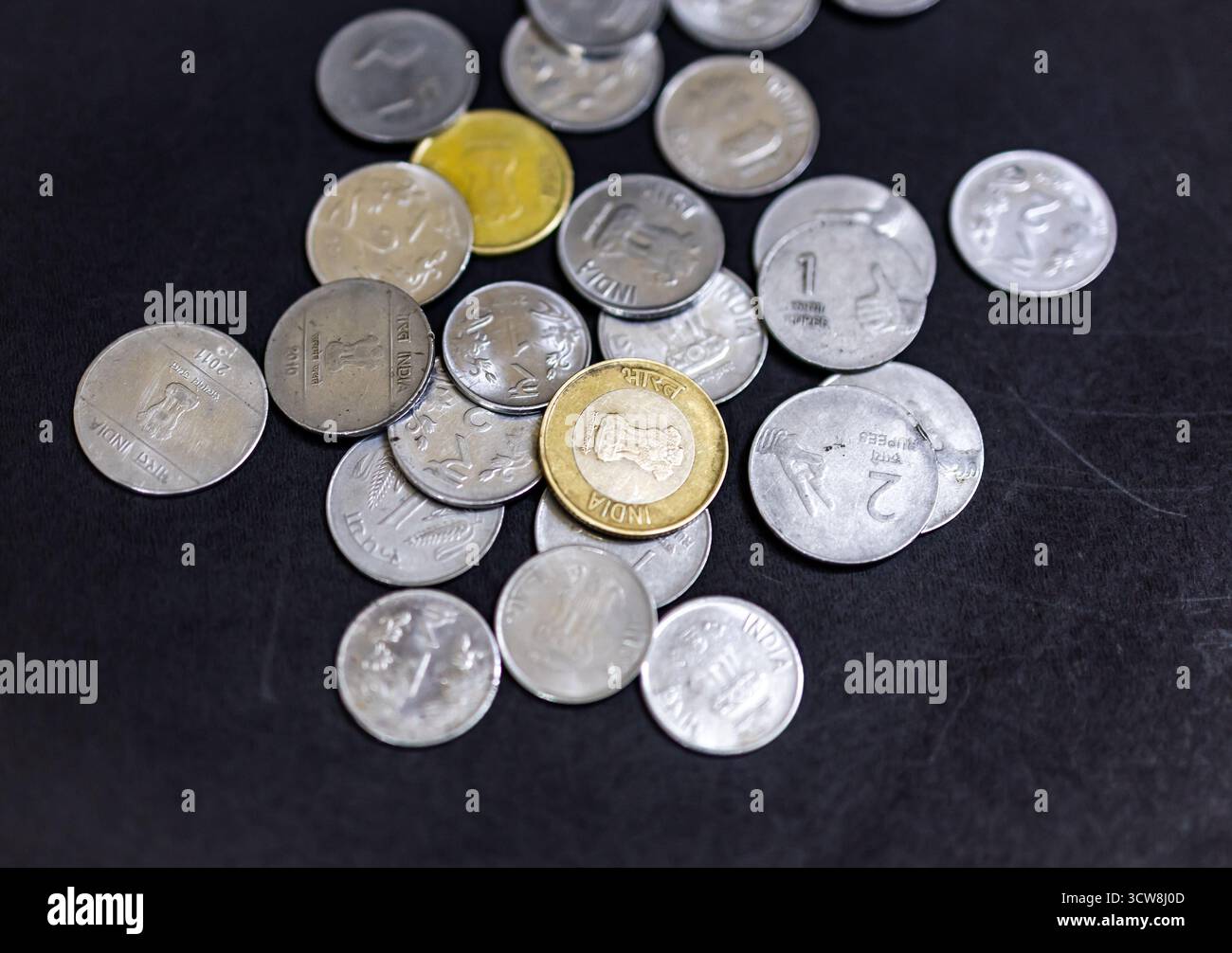 Monete monetarie indiane che indicano dinamicamente la stabilità e la gestione fiscale Foto Stock