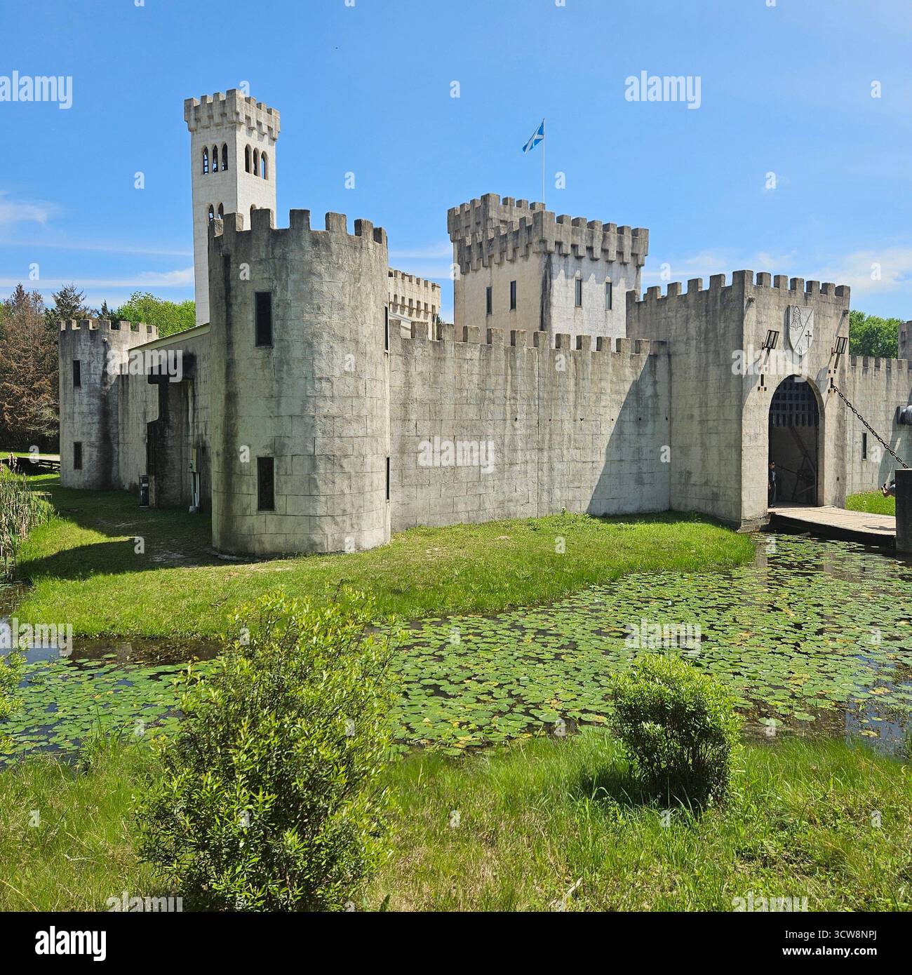 Castello di Bellville in stile medievale che si riflette in Pond with Water Lilies, Texas Foto Stock